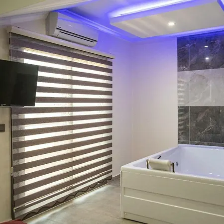 • Jakuzili Mustakil Havuzlu Lux Yeni Bati Villasi 페티예