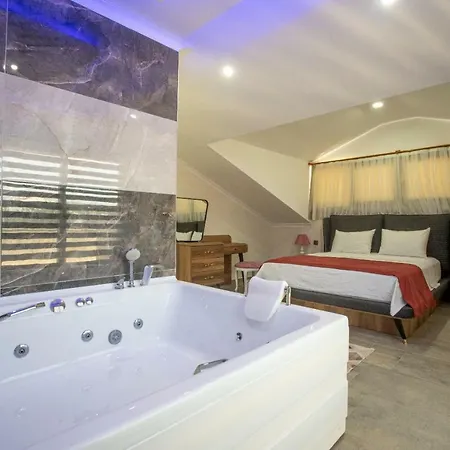 • Jakuzili Mustakil Havuzlu Lux Yeni Bati Villasi